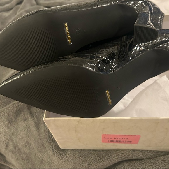 Sophisticated Black Heeled Boots with Glossy Finish - Picture 4 of 8